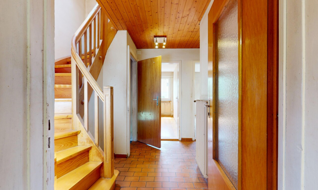 escaliers avec wood ceiling, plafond en bois, brick finish floor, sol en finition brique, et escaliers