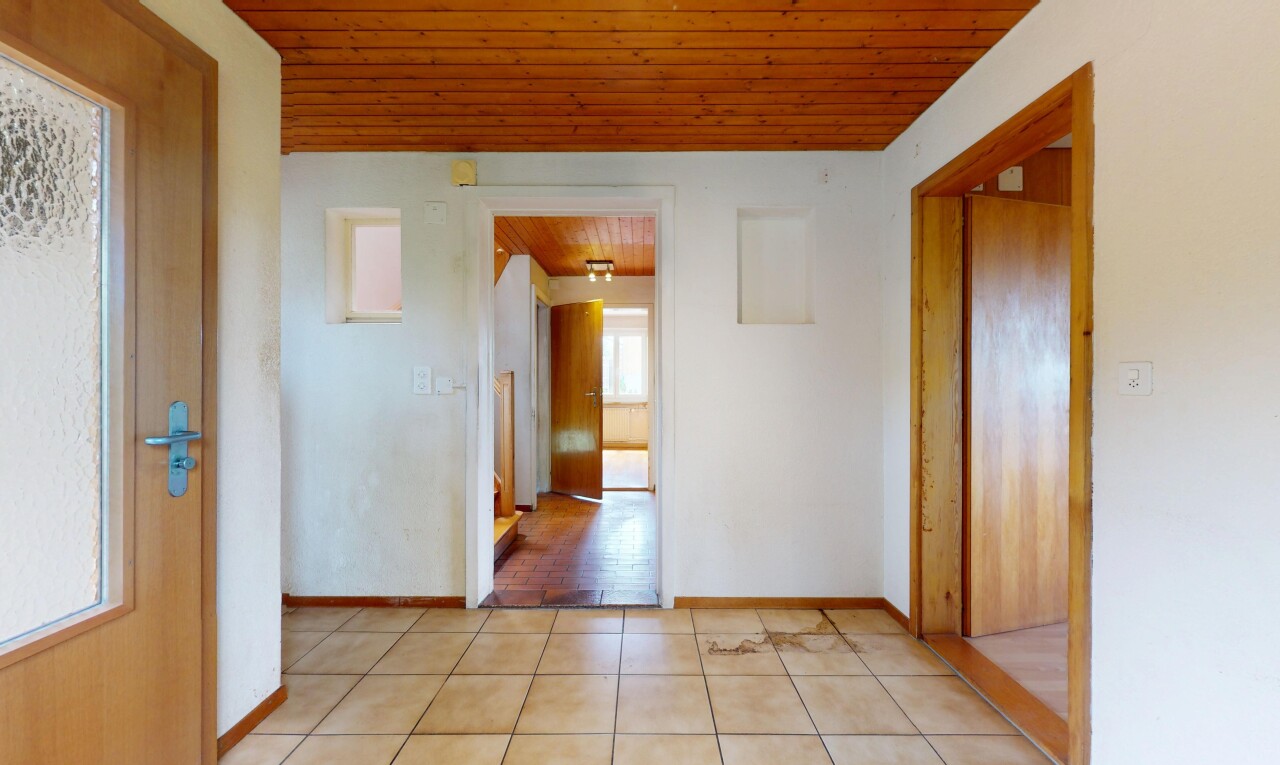 couloir avec wood ceiling, plafond en bois, inside property, natural light, et lumière naturelle