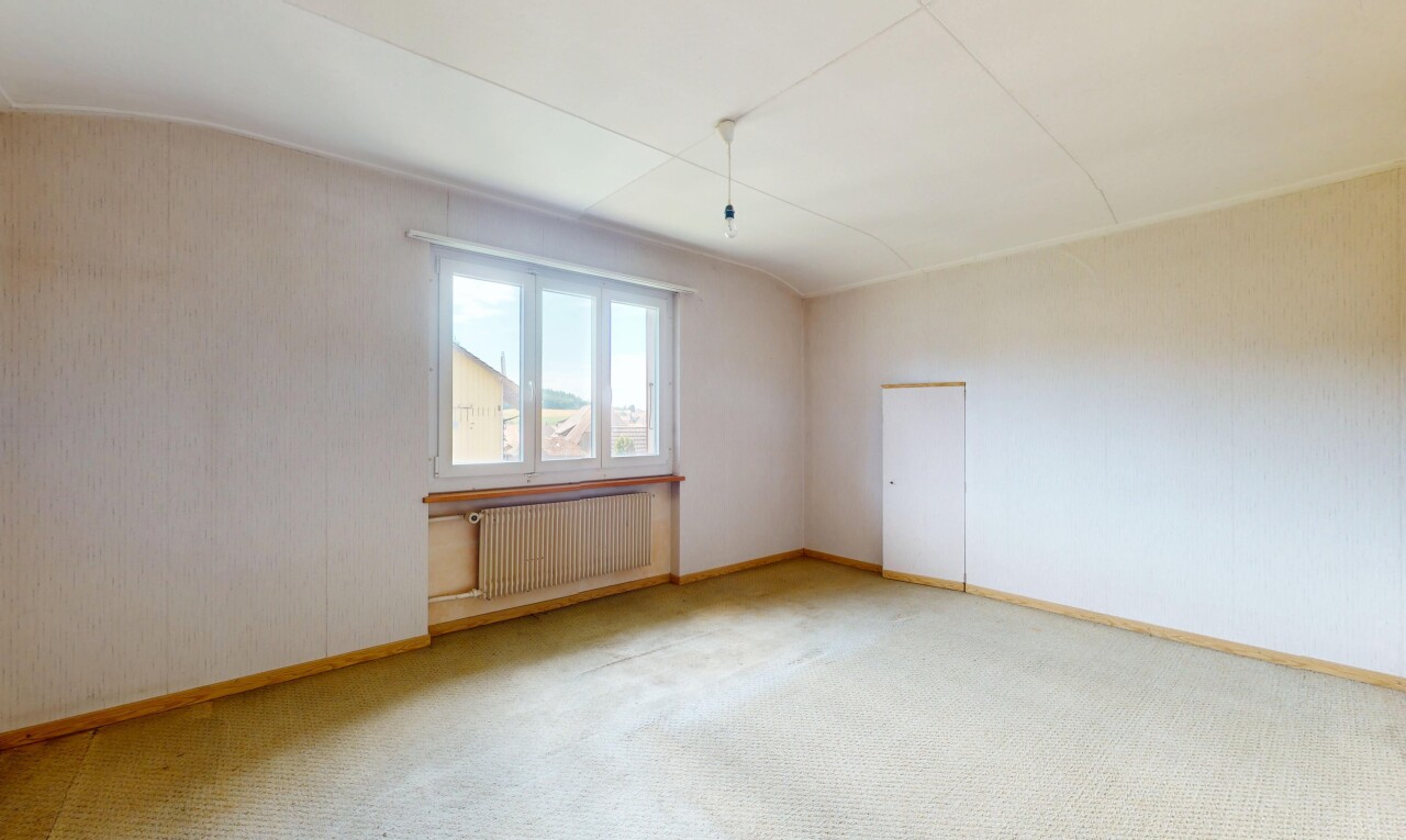 pièce vide avec radiateur, natural light, lumière naturelle, inside property, et baseboards wall
