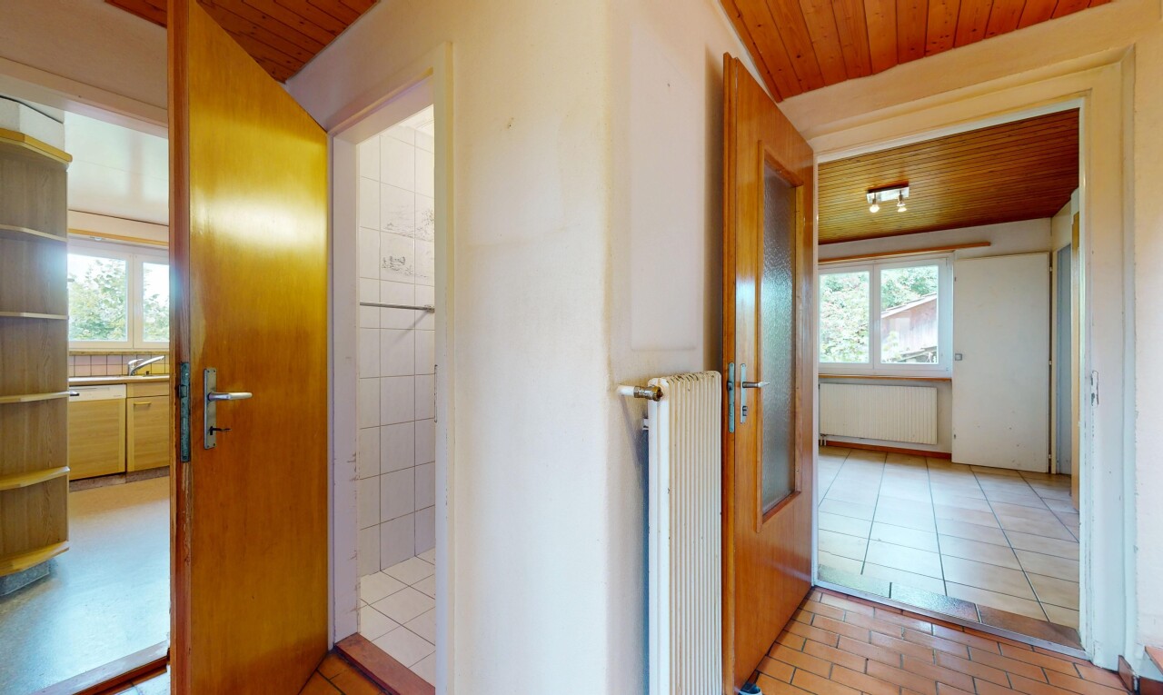 couloir avec wood ceiling, plafond en bois, inside property, natural light, et lumière naturelle