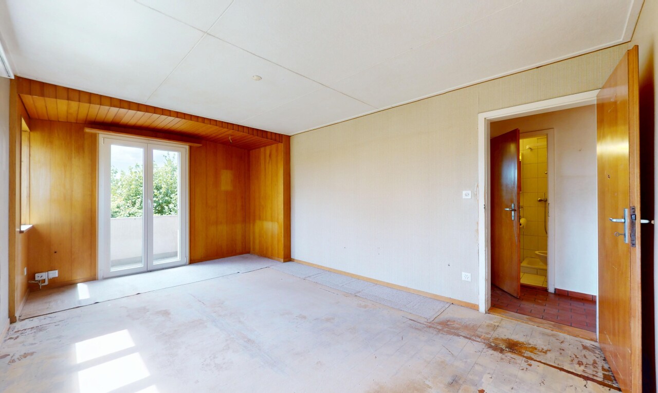 pièce vide avec wood wall, mur en bois, natural light, lumière naturelle, et inside property
