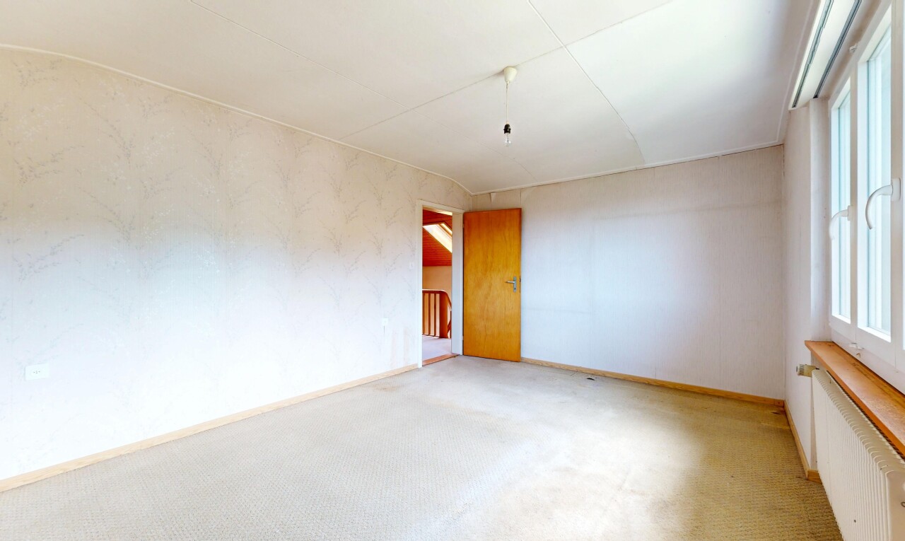pièce vide avec inside property, radiateur, baseboards wall, plinthes murales, et carpet