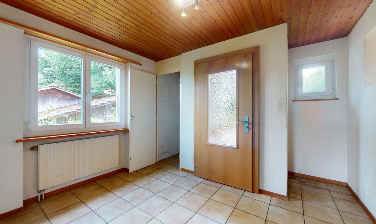 pièce vide avec radiateur, wood ceiling, plafond en bois, inside property, et baseboards wall