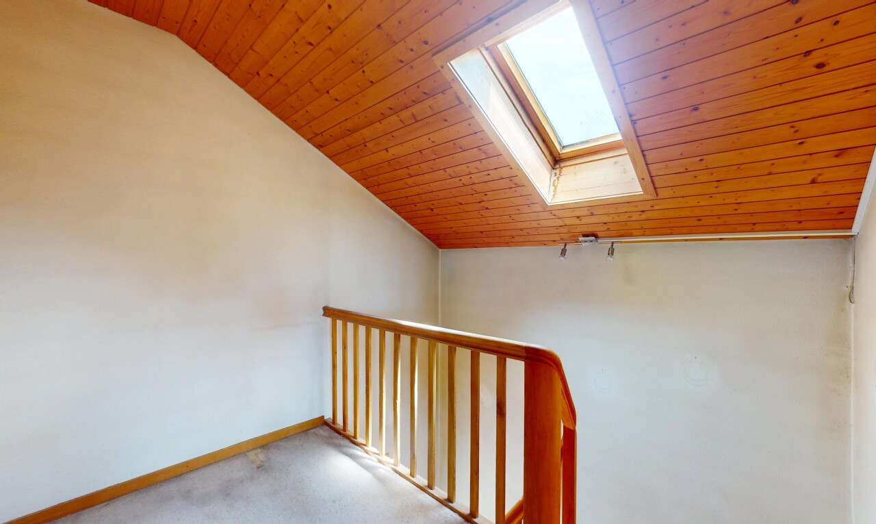 escaliers avec wood ceiling, plafond en bois, vaulted ceiling, plafond voûté, et inside property