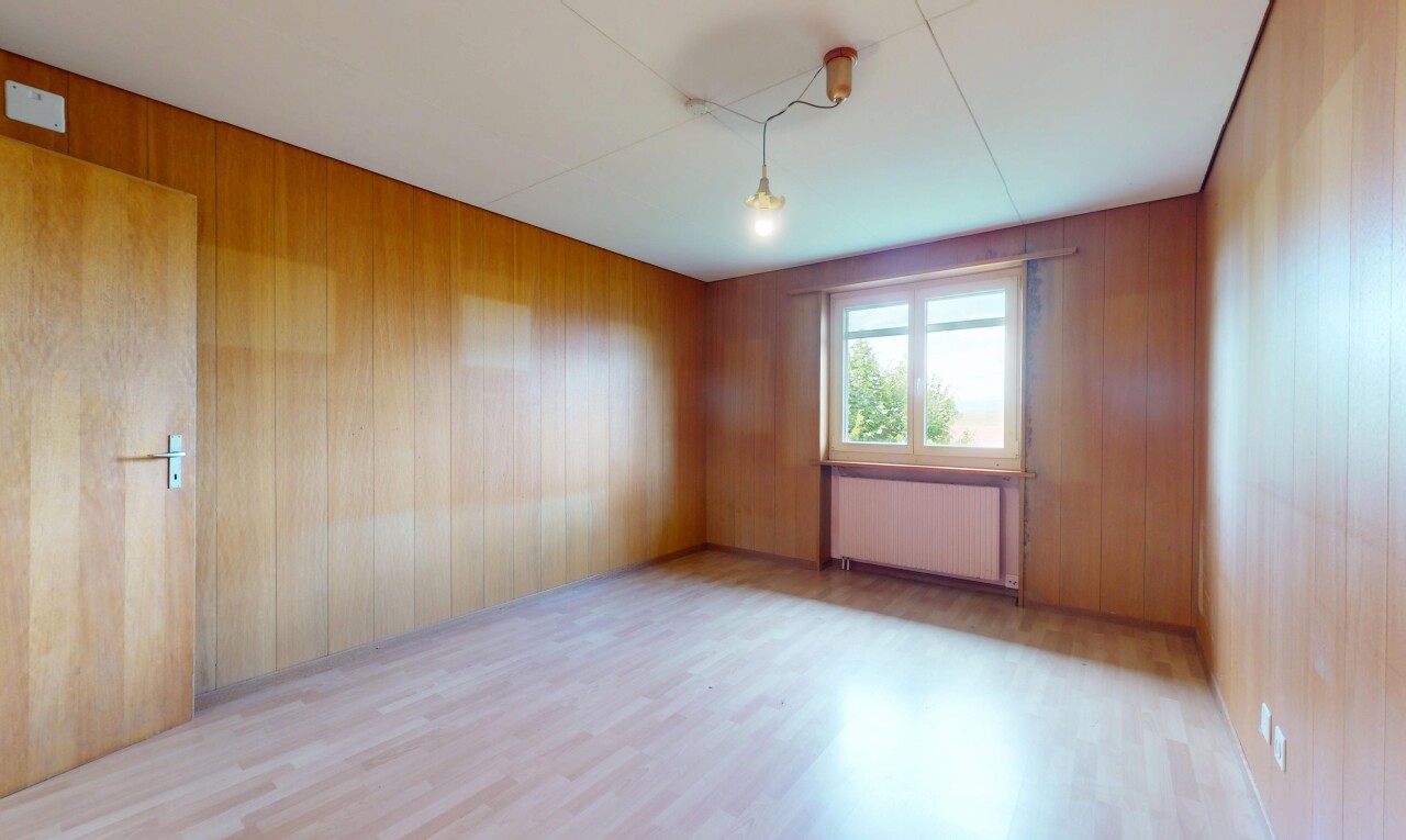 pièce vide avec radiateur, natural light, lumière naturelle, wood finish floor, et sol en finition bois