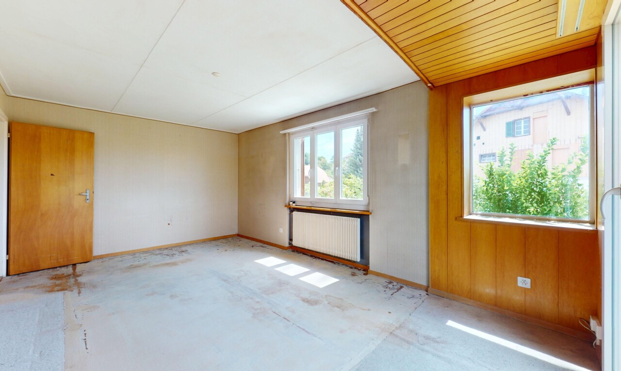 pièce vide avec natural light, lumière naturelle, radiateur, inside property, et baseboards wall