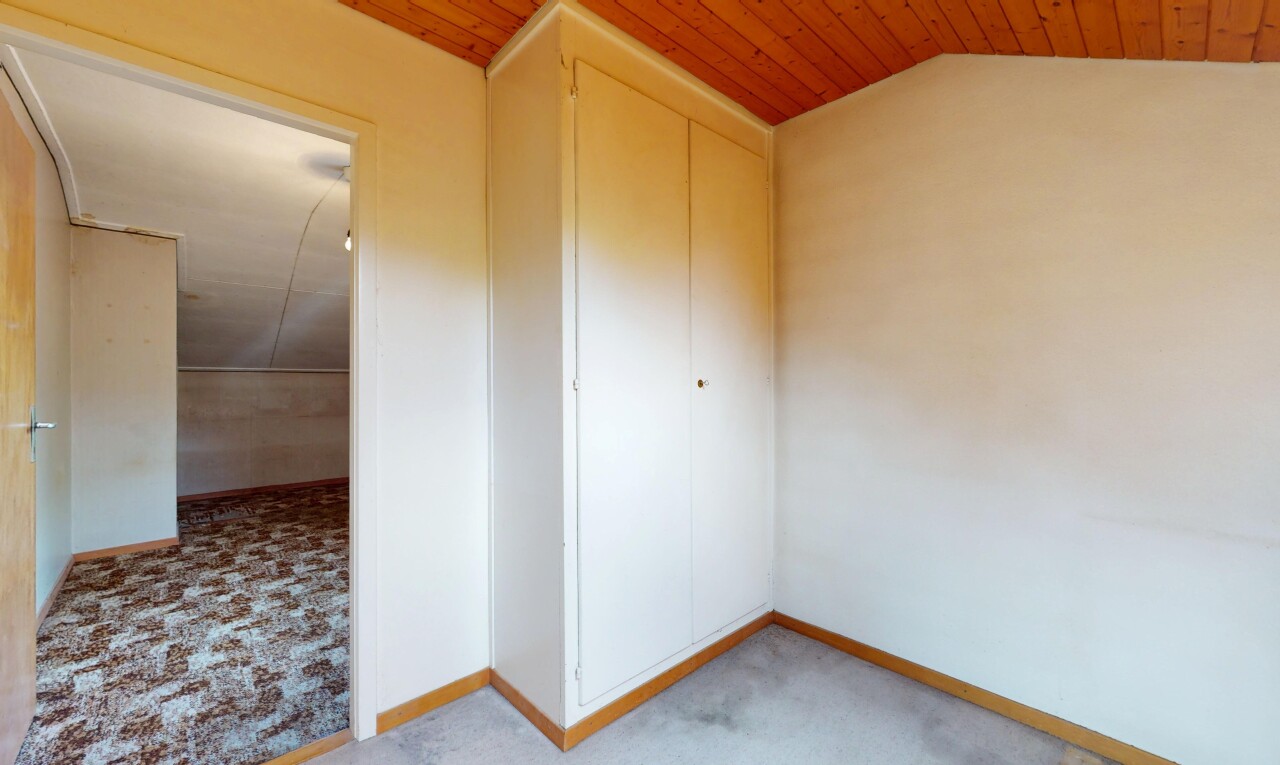 pièce vide avec carpet, moquette, vaulted ceiling, plafond voûté, et inside property