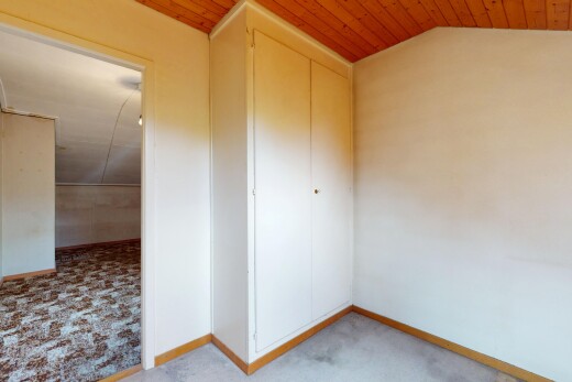 pièce vide avec carpet, moquette, vaulted ceiling, plafond voûté, et inside property