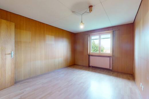 pièce vide avec radiateur, natural light, lumière naturelle, wood finish floor, et sol en finition bois