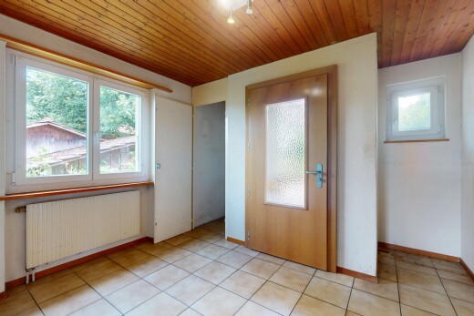 pièce vide avec radiateur, wood ceiling, plafond en bois, inside property, et baseboards wall