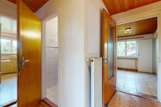 couloir avec wood ceiling, plafond en bois, inside property, natural light, et lumière naturelle