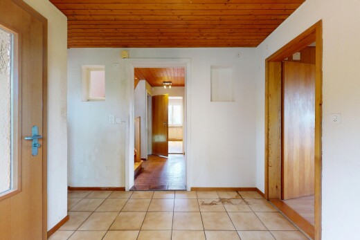 couloir avec wood ceiling, plafond en bois, inside property, natural light, et lumière naturelle