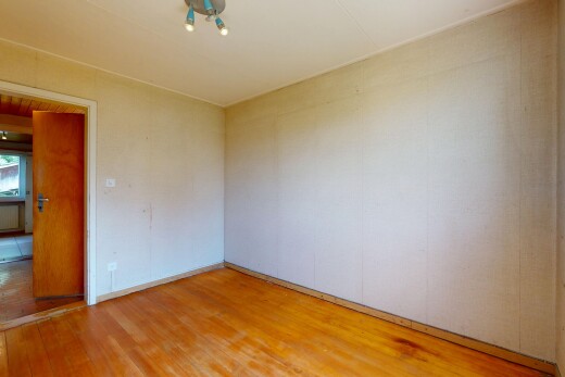 pièce vide avec wood finish floor, sol en finition bois, radiateur, inside property, et natural light