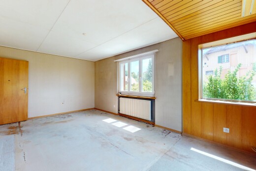 pièce vide avec natural light, lumière naturelle, radiateur, inside property, et baseboards wall