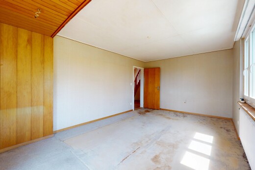 pièce vide avec inside property, natural light, lumière naturelle, baseboards wall, et plinthes murales