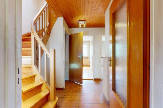 escaliers avec wood ceiling, plafond en bois, brick finish floor, sol en finition brique, et escaliers