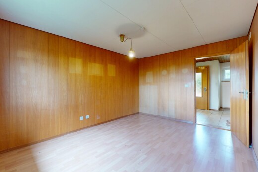 pièce vide avec inside property, wood wall, mur en bois, wood finish floor, et sol en finition bois