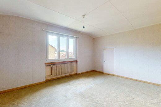 pièce vide avec radiateur, natural light, lumière naturelle, inside property, et baseboards wall