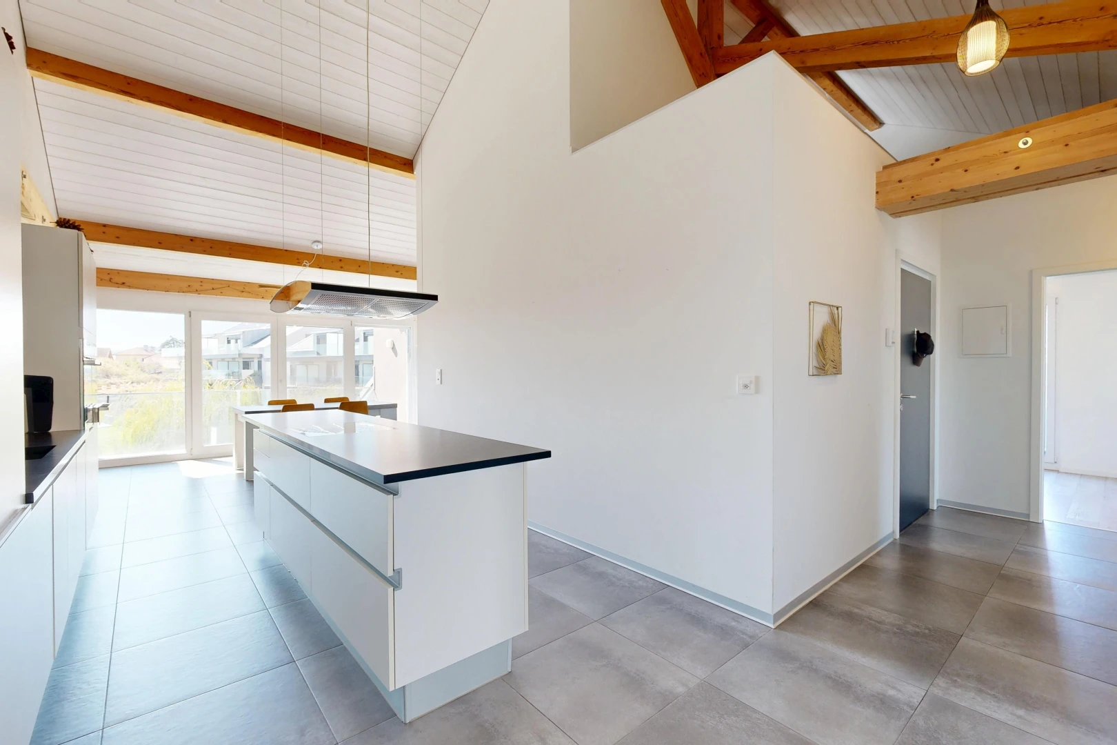 cuisine avec éclairage suspendu, plafond haut, high ceiling, armoires blanches, et white cabinets