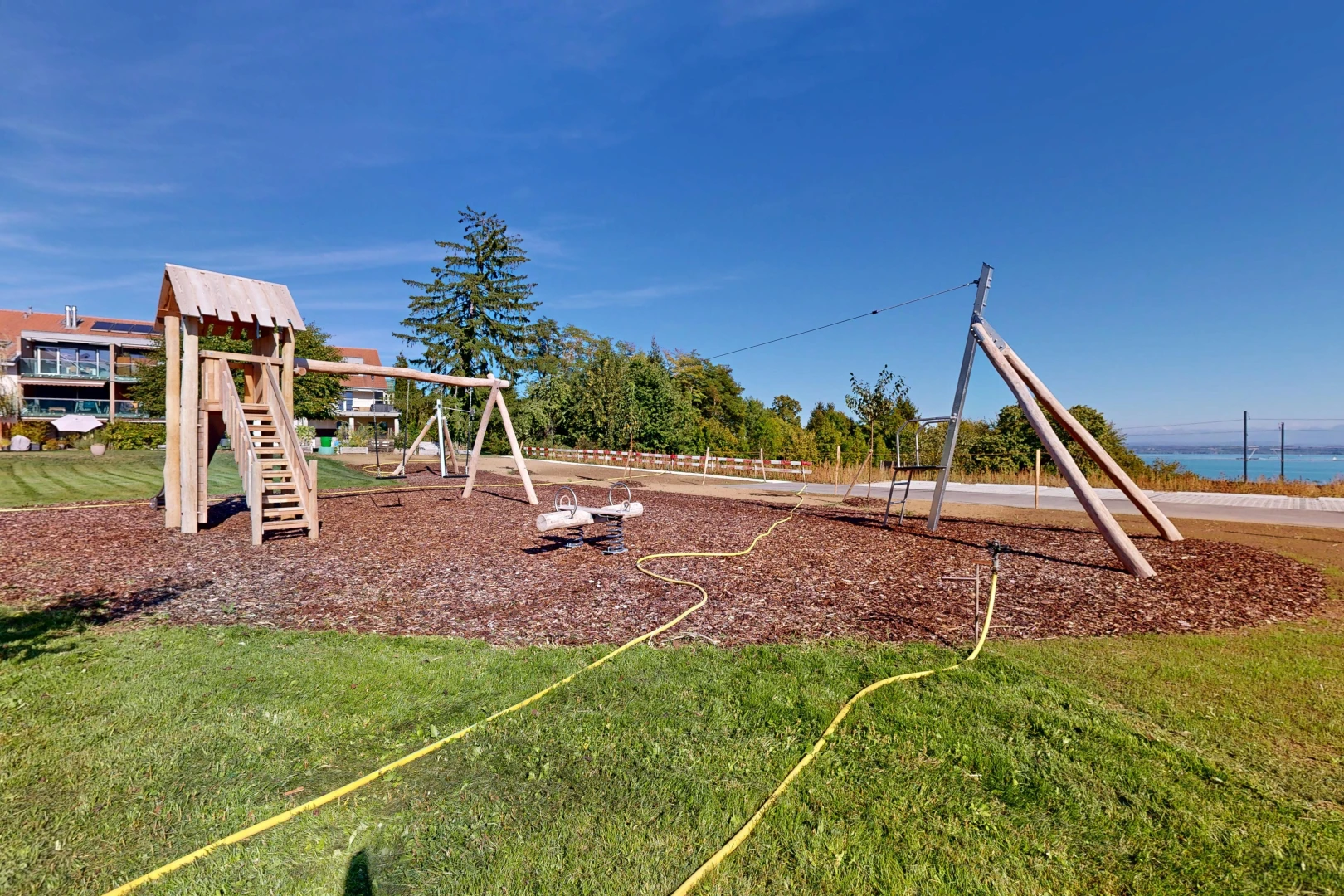 jardin avec aire de jeux, day time, park view, pelouse, et from community
