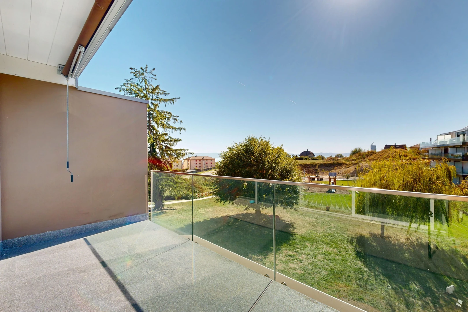 terrasse avec pelouse, from property, day time, balcon, et view focus