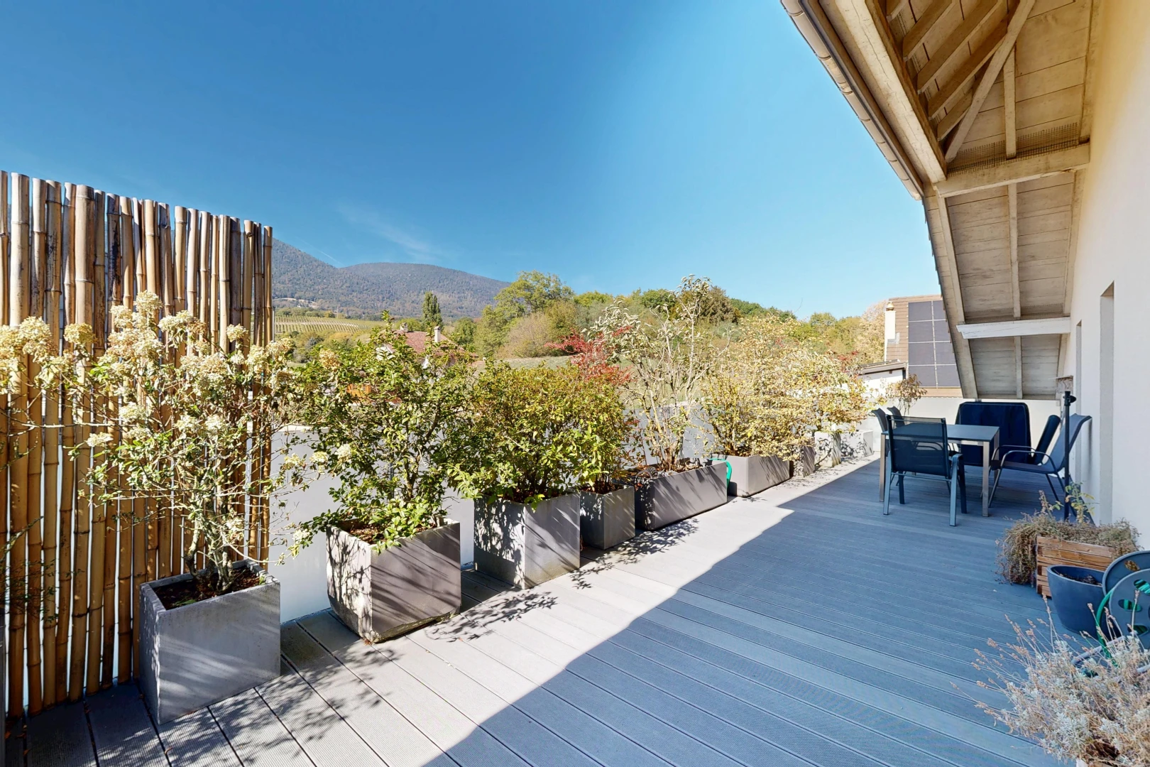 balcon avec terrasse, from property, coin repas extérieur, view focus, et day time