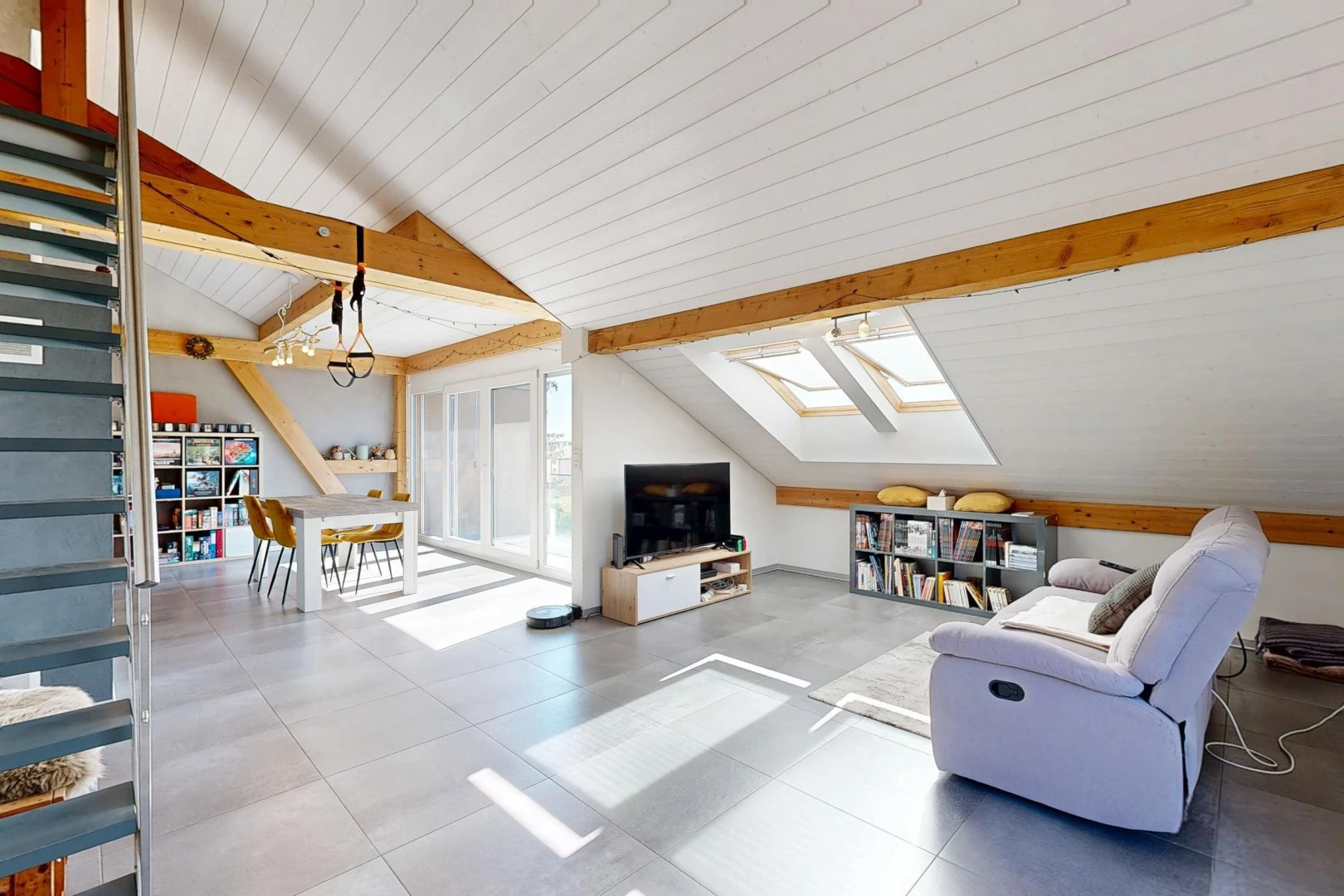 salon / salle à manger avec escaliers, puits de lumière, télévision, vaulted ceiling, et plafond voûté