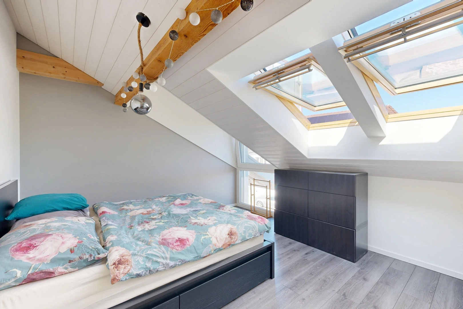 chambre avec plafond voûté, vaulted ceiling, cloison sèche, drywall, et high end ceiling