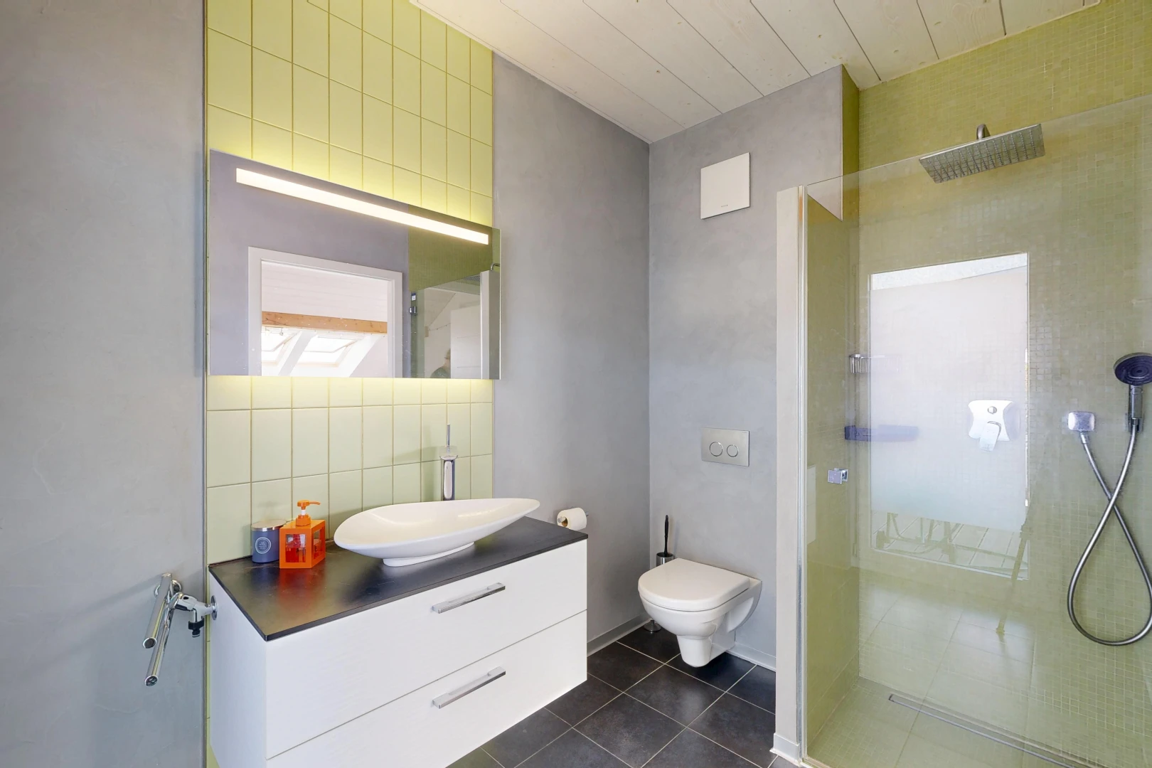 salle de bains avec douche, salle de bain complète, évier, lavabo (ou coiffeuse selon le contexte), et dark floor