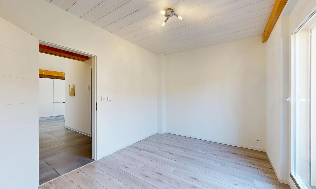 pièce vide avec cloison sèche, drywall, light floor, inside property, et plafond en bois