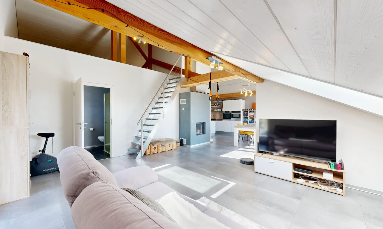 salon avec escaliers, télévision, drywall, cloison sèche, et vaulted ceiling