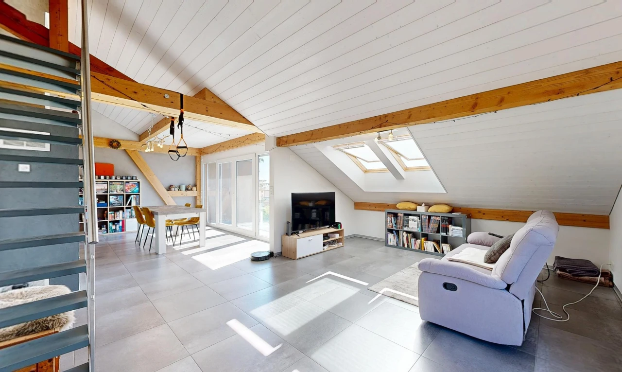salon / salle à manger avec escaliers, puits de lumière, télévision, vaulted ceiling, et plafond voûté