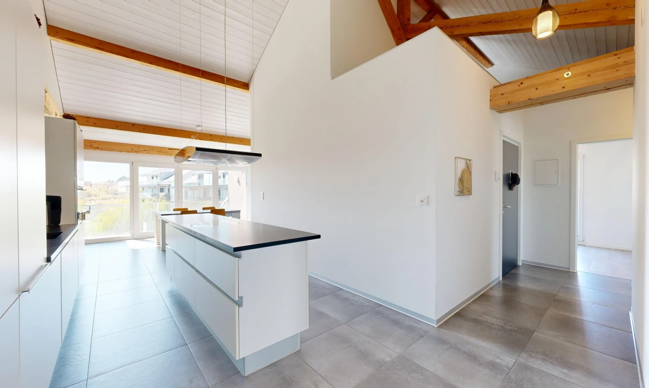 cuisine avec éclairage suspendu, plafond haut, high ceiling, armoires blanches, et white cabinets