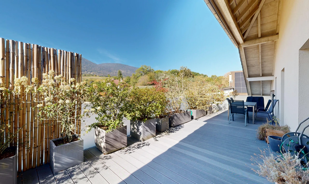 balcon avec terrasse, from property, coin repas extérieur, view focus, et day time