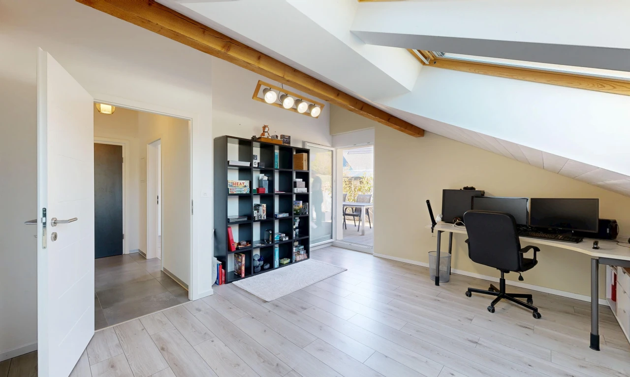 bureau avec drywall, cloison sèche, vaulted ceiling, plafond voûté, et télévision