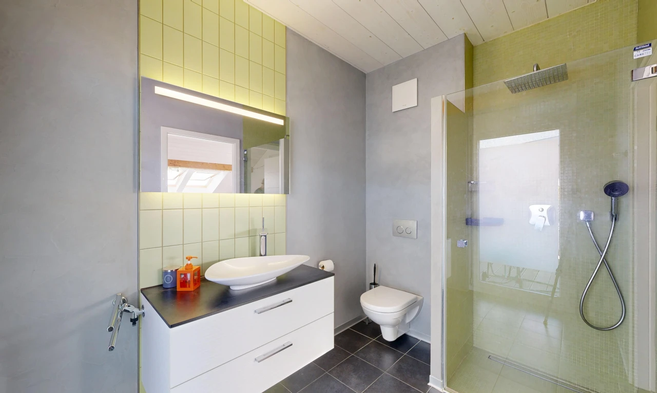 salle de bains avec douche, salle de bain complète, évier, lavabo (ou coiffeuse selon le contexte), et dark floor