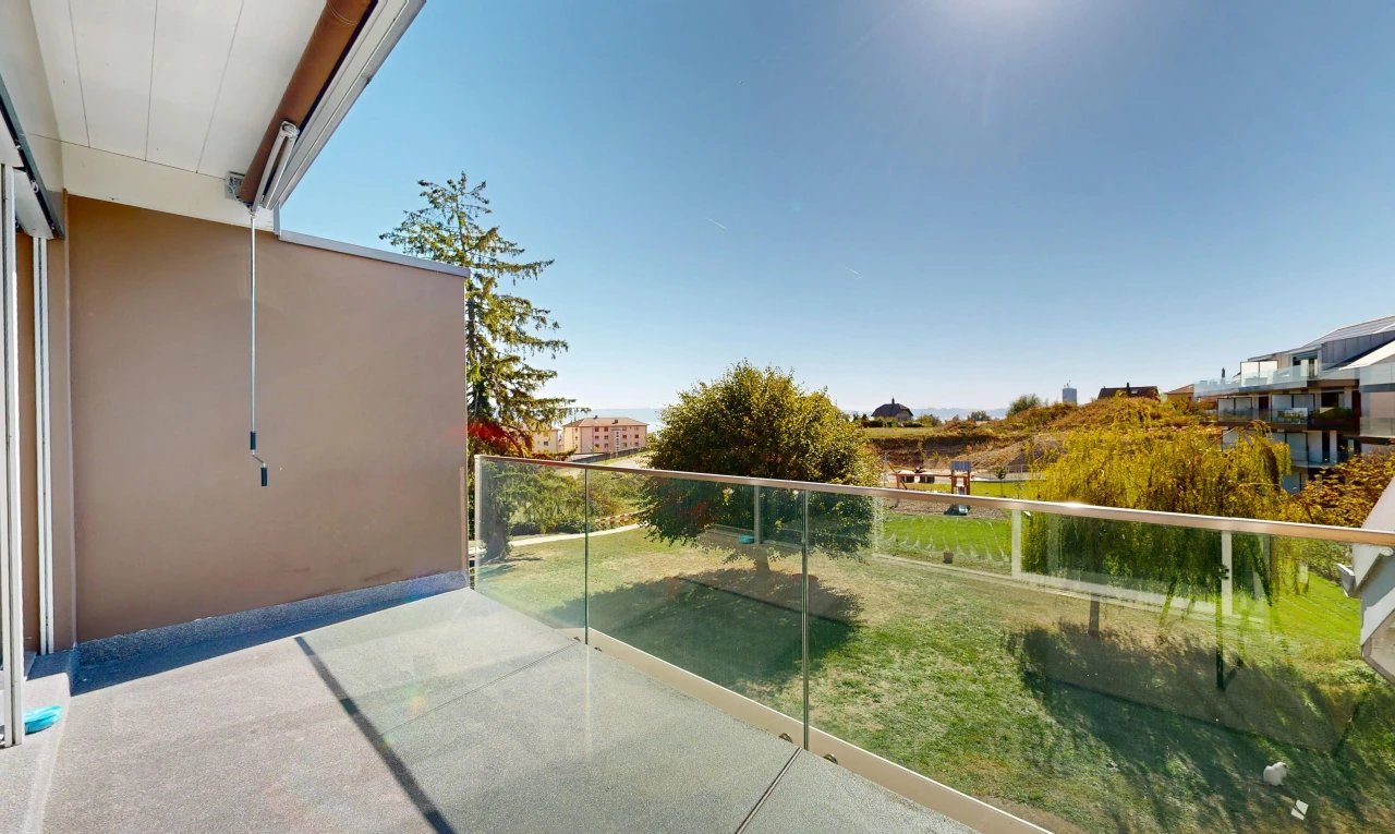 terrasse avec pelouse, from property, day time, balcon, et view focus