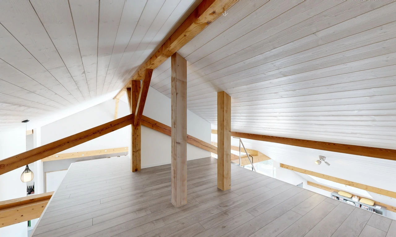 pièce vide avec mezzanine, plafond en bois, wood ceiling, inside property, et plafond voûté
