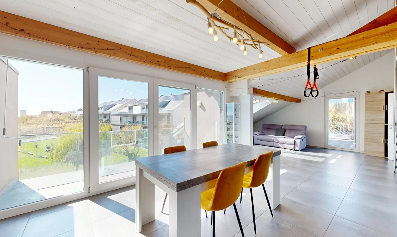 salle à manger avec accès à l'extérieur, éclairage sur rail, beamed ceiling, plafond à poutres, et high end ceiling