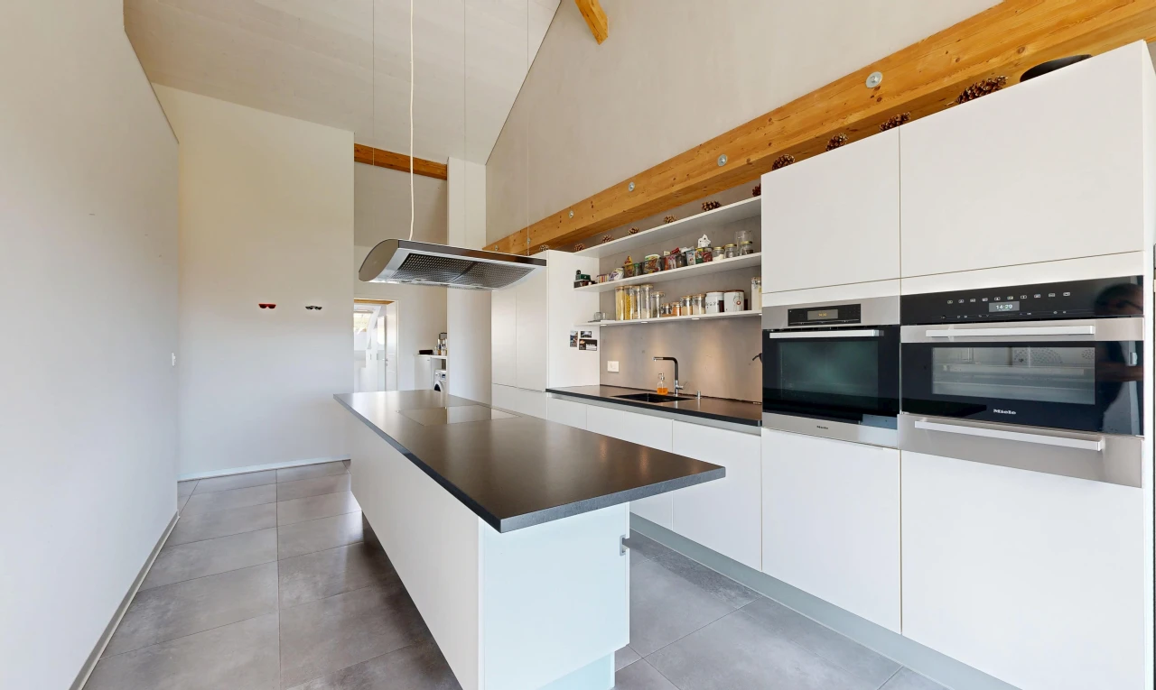 cuisine avec dark countertops, plans de travail, white cabinets, armoires blanches, et high ceiling