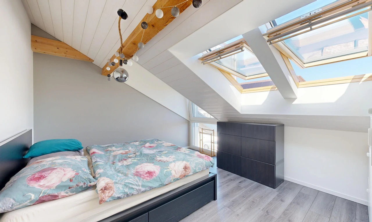 chambre avec plafond voûté, vaulted ceiling, cloison sèche, drywall, et high end ceiling