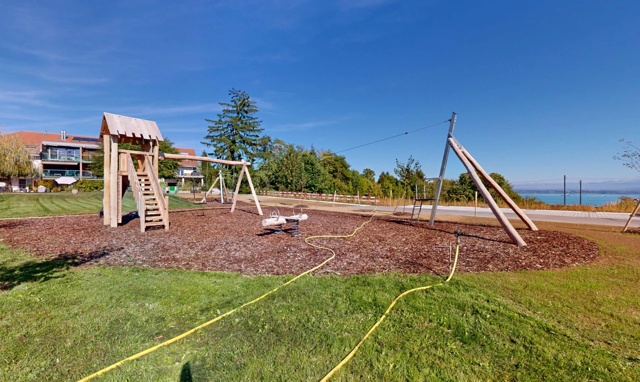 jardin avec aire de jeux, day time, park view, pelouse, et from community