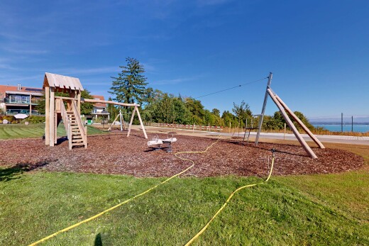 jardin avec aire de jeux, day time, park view, pelouse, et from community