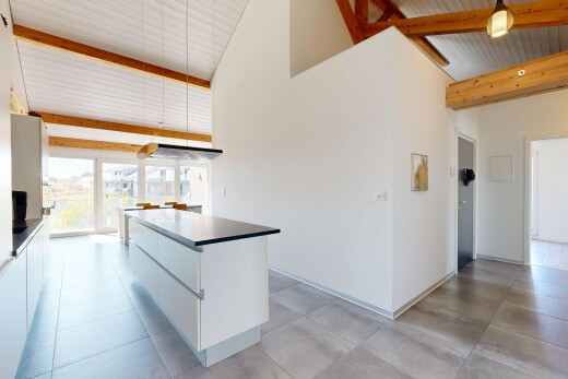 cuisine avec éclairage suspendu, plafond haut, high ceiling, armoires blanches, et white cabinets