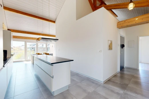 cuisine avec éclairage suspendu, plafond haut, high ceiling, armoires blanches, et white cabinets