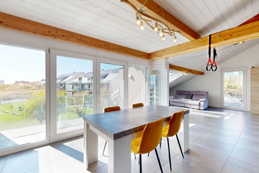 salle à manger avec accès à l'extérieur, éclairage sur rail, beamed ceiling, plafond à poutres, et high end ceiling