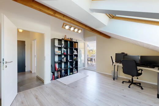 bureau avec drywall, cloison sèche, vaulted ceiling, plafond voûté, et télévision