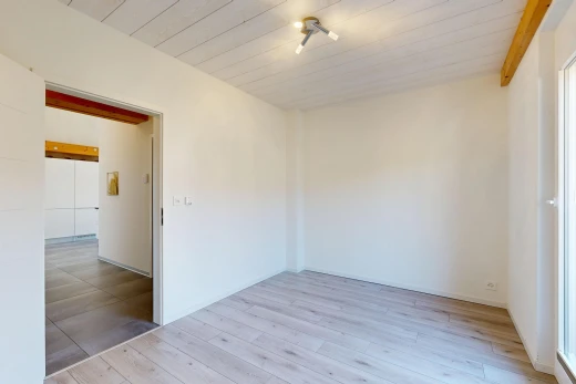 pièce vide avec cloison sèche, drywall, light floor, inside property, et plafond en bois