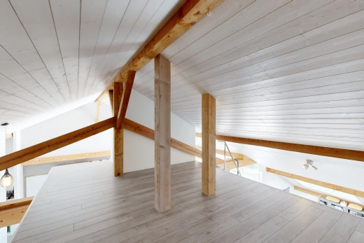pièce vide avec mezzanine, plafond en bois, wood ceiling, inside property, et plafond voûté