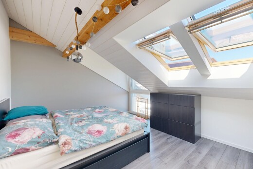 chambre avec plafond voûté, vaulted ceiling, cloison sèche, drywall, et high end ceiling